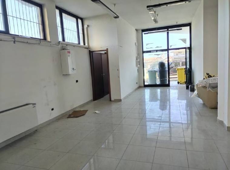 Locale commerciale in vendita a Giulianova, Colleranesco