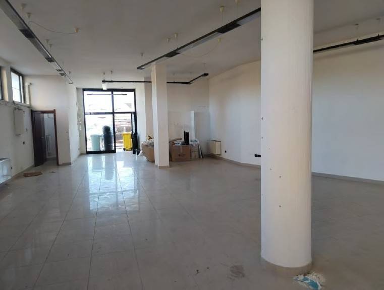 Locale commerciale in vendita a Giulianova, Colleranesco