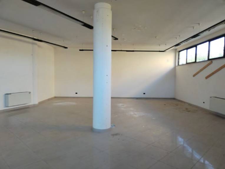 Locale commerciale in vendita a Giulianova, Colleranesco