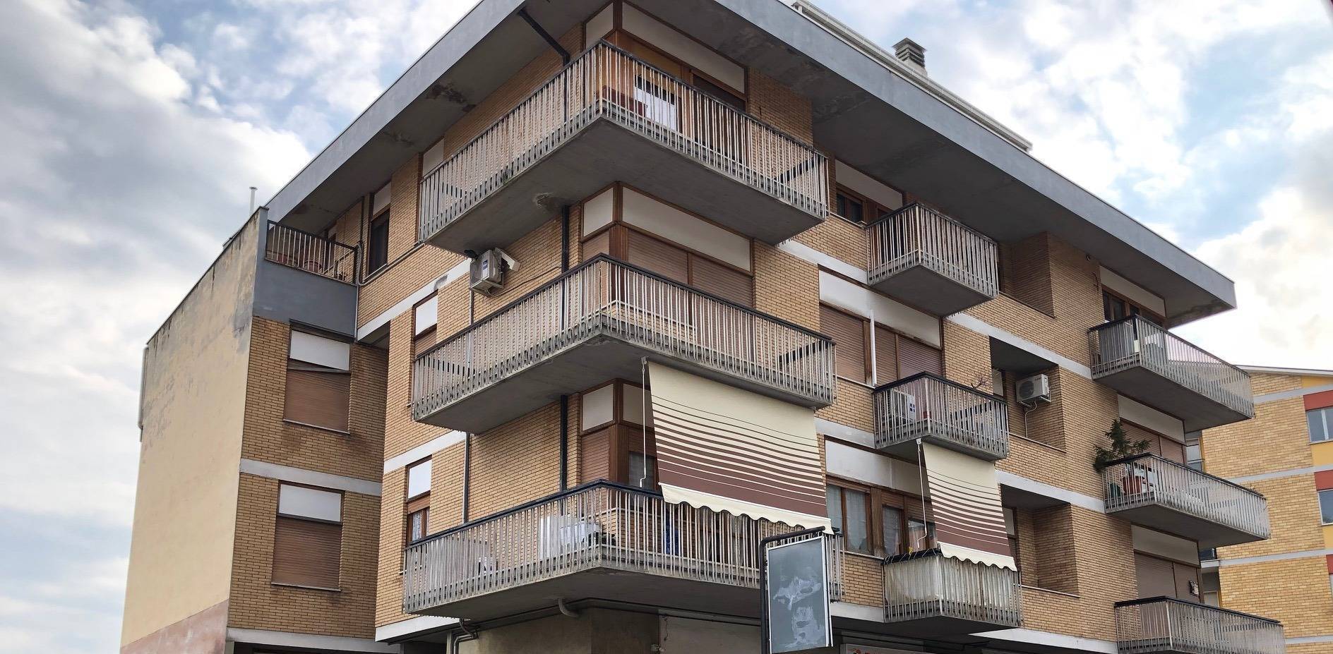 Locale commerciale in vendita a Teramo, Cona