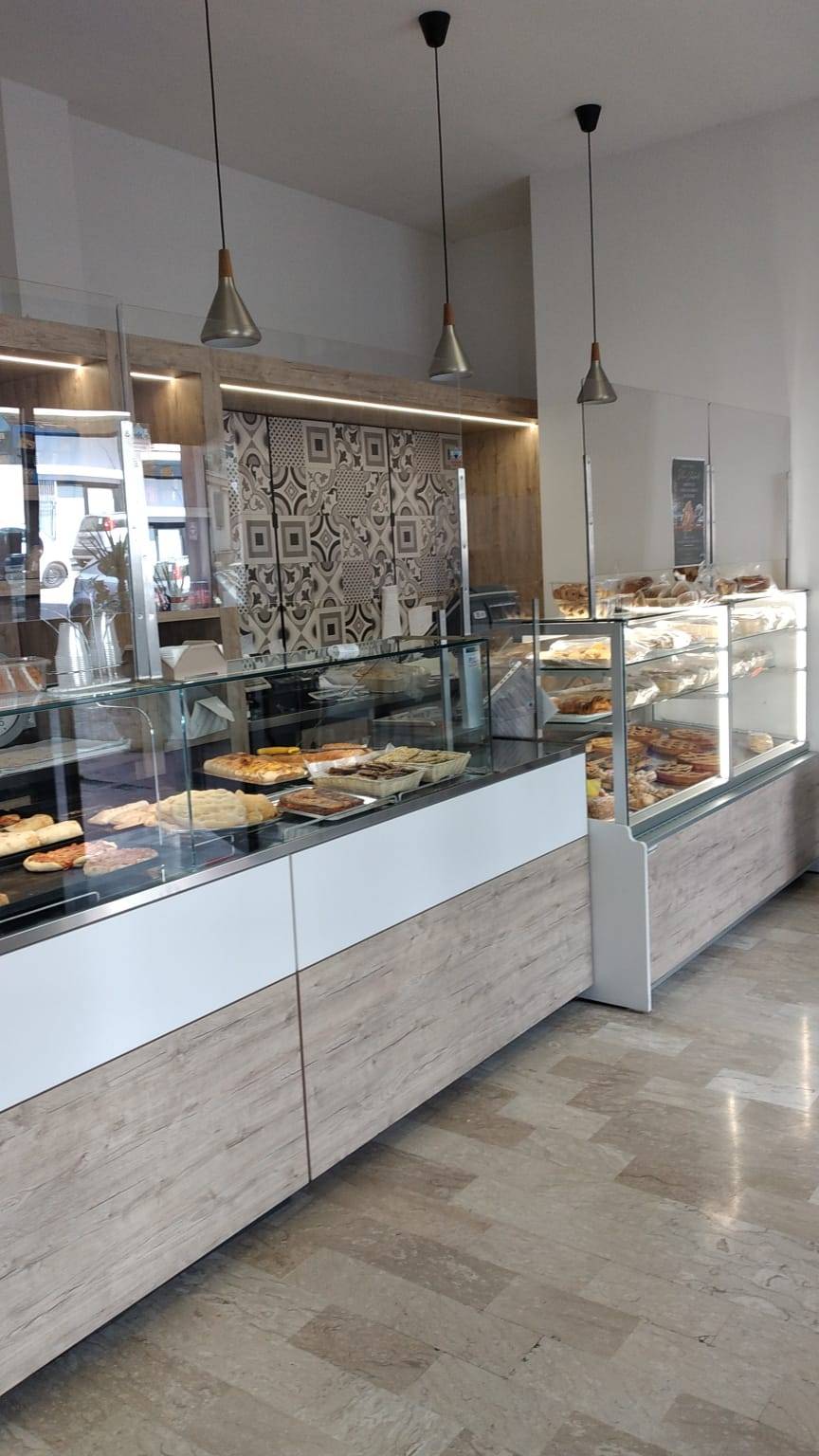 Locale commerciale in vendita a Teramo, Cona