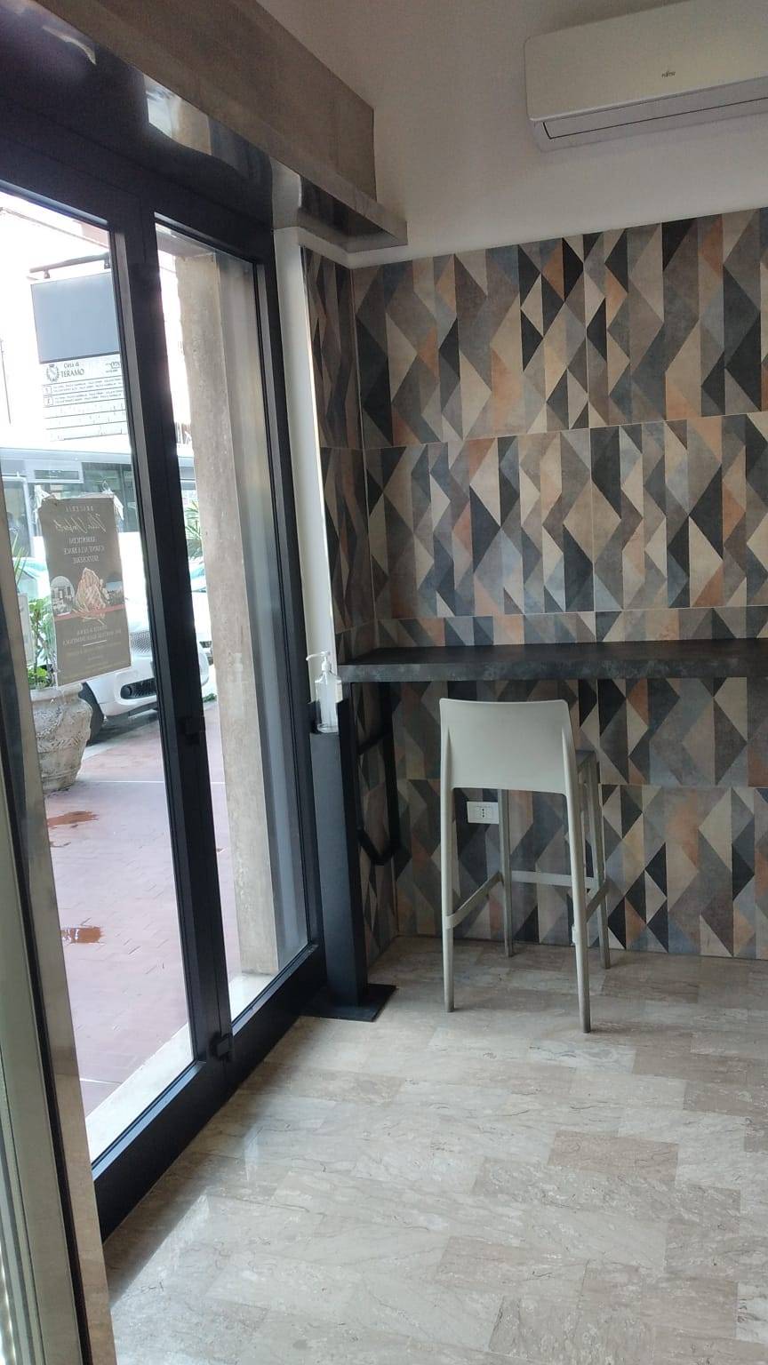 Locale commerciale in vendita a Teramo, Cona