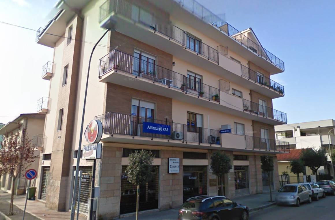 Locale commerciale in vendita a Giulianova, centro