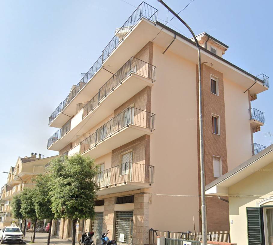 Locale commerciale in vendita a Giulianova, centro