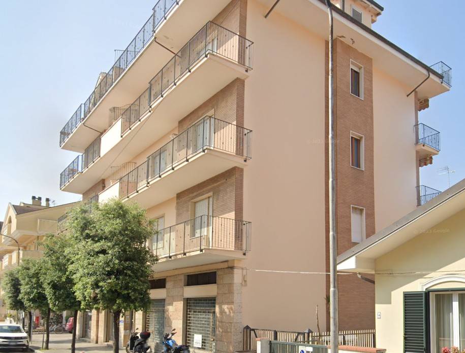 Locale commerciale in vendita a Giulianova, centro