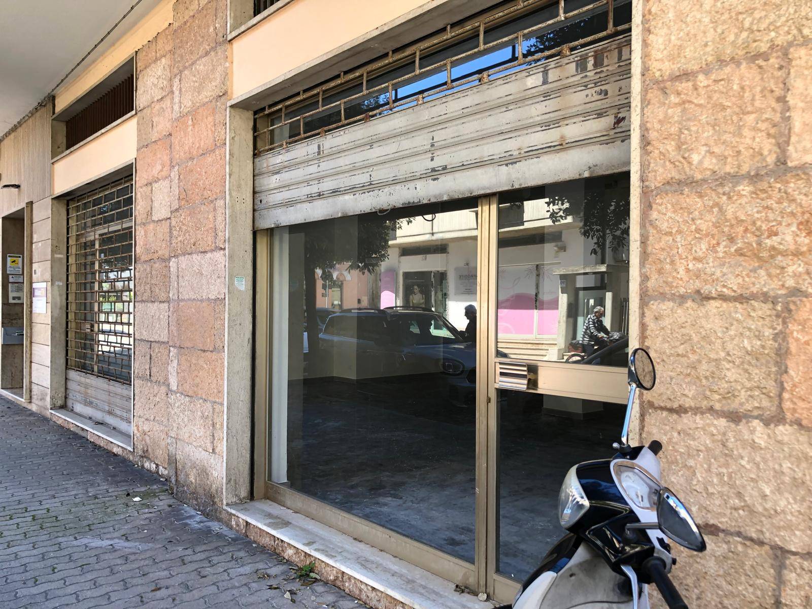 Locale commerciale in vendita a Giulianova, centro