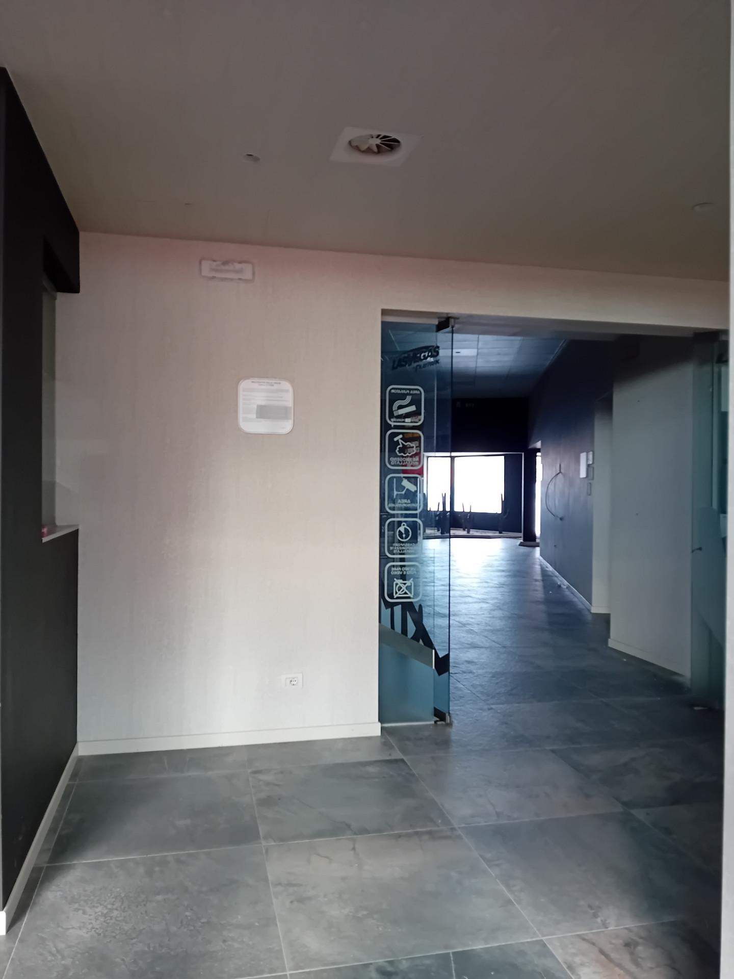 Locale commerciale in affitto a Massa e Cozzile