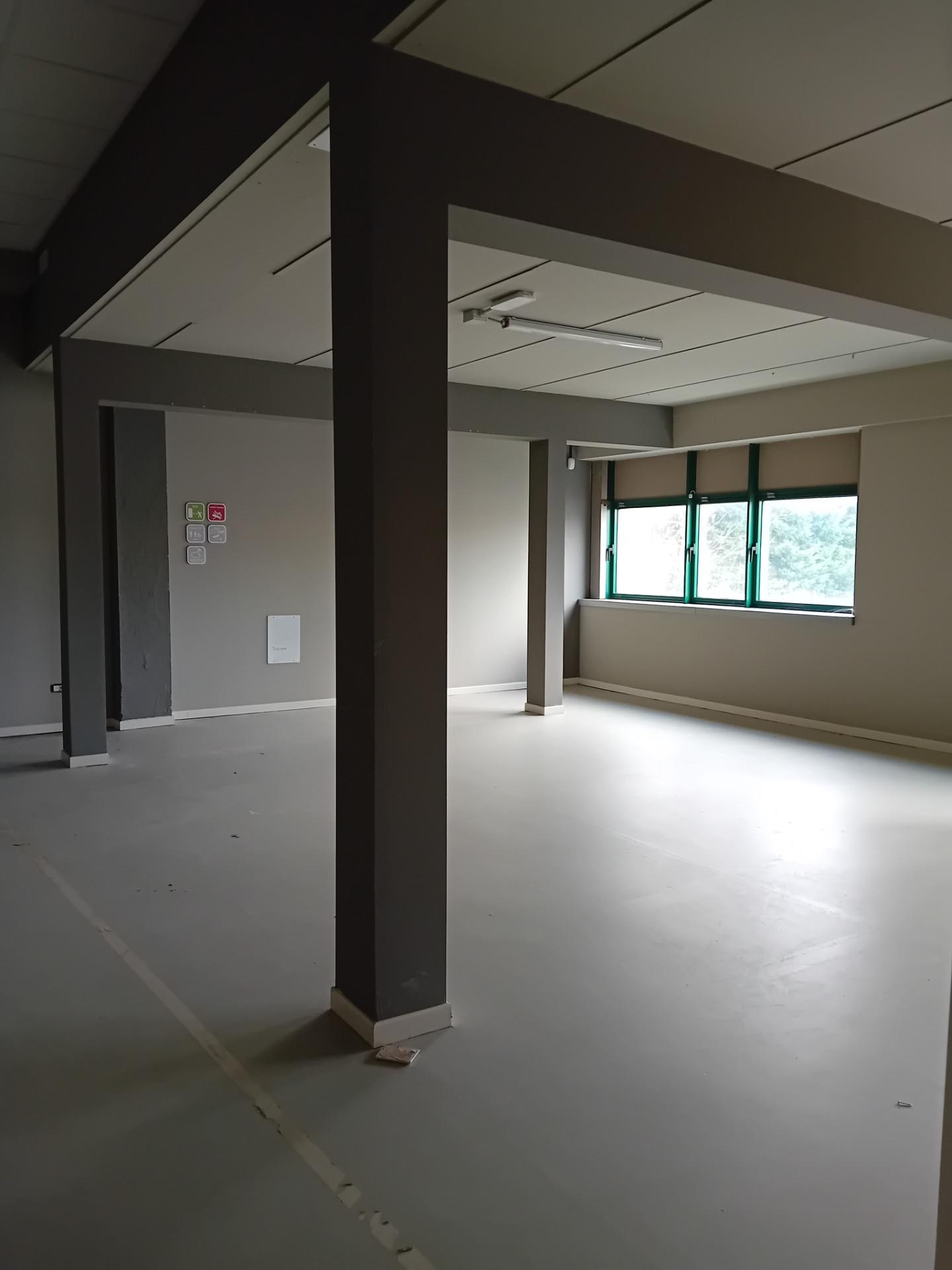 Locale commerciale in affitto a Massa e Cozzile