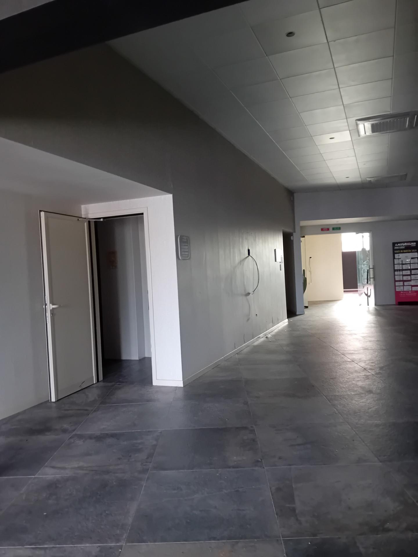 Locale commerciale in affitto a Massa e Cozzile