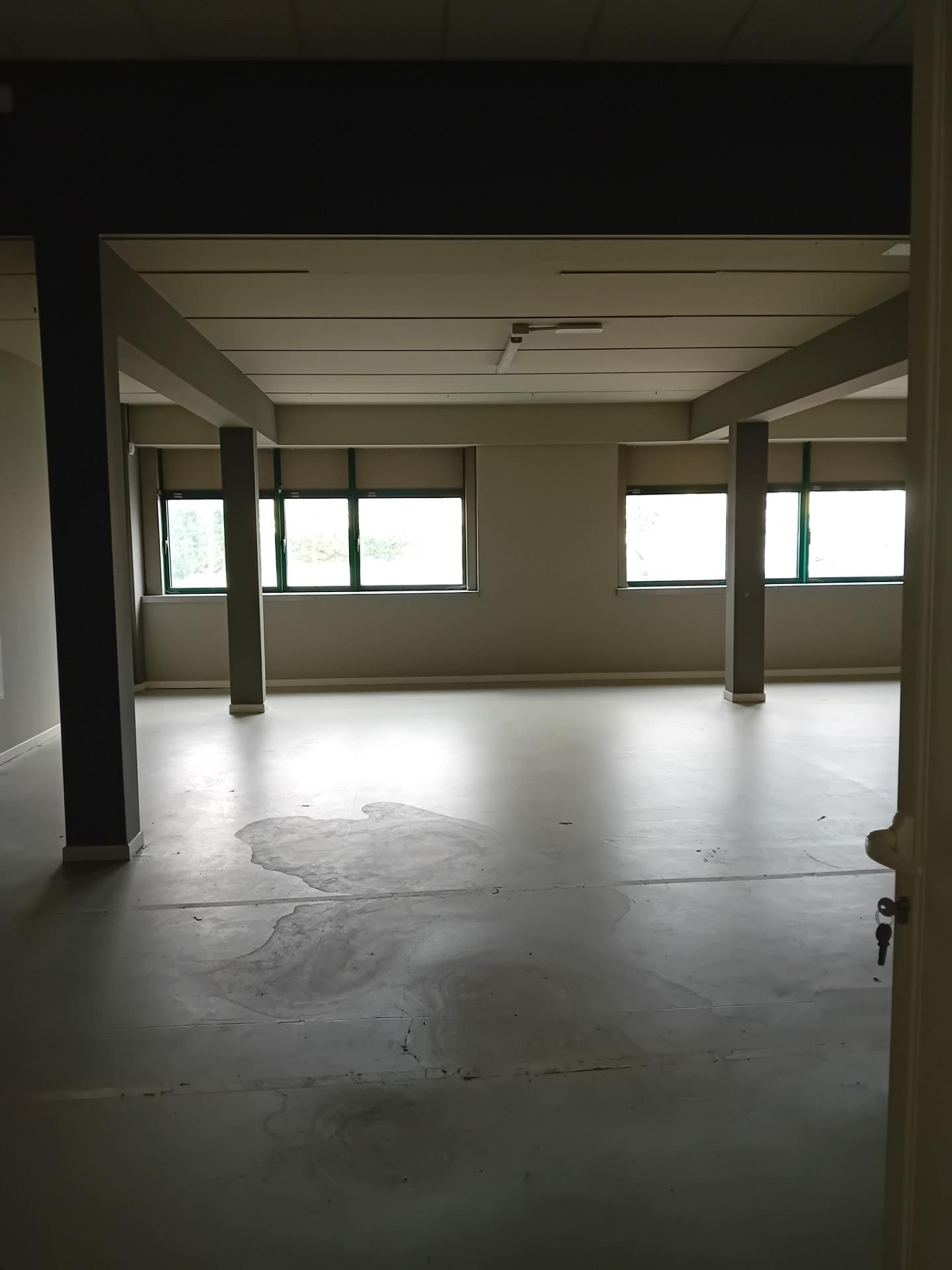 Locale commerciale in affitto a Massa e Cozzile