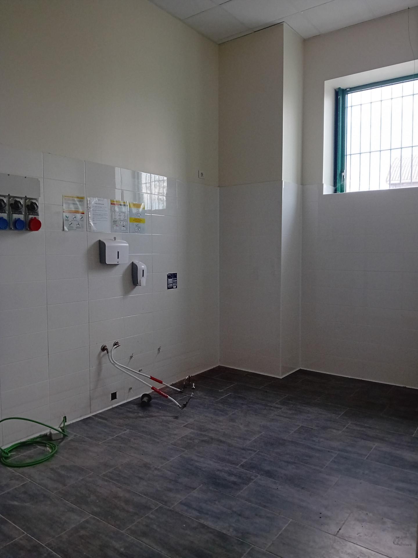 Locale commerciale in affitto a Massa e Cozzile