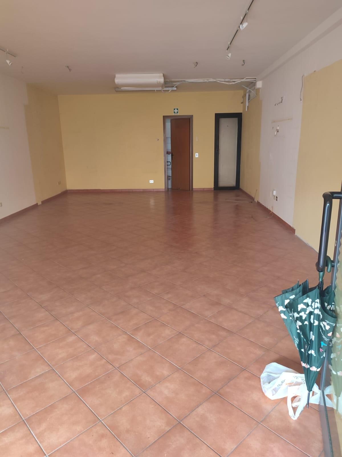 Locale commerciale in affitto a Poggio a Caiano