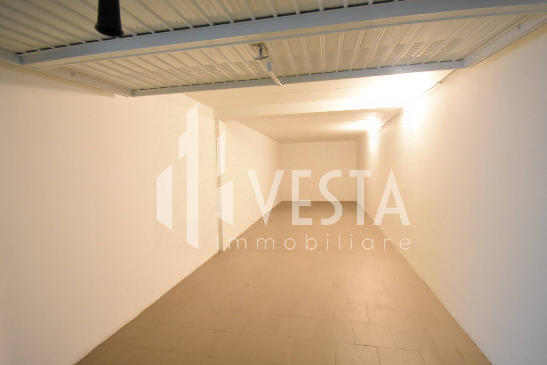 Box o garage in vendita a Ronco Briantino