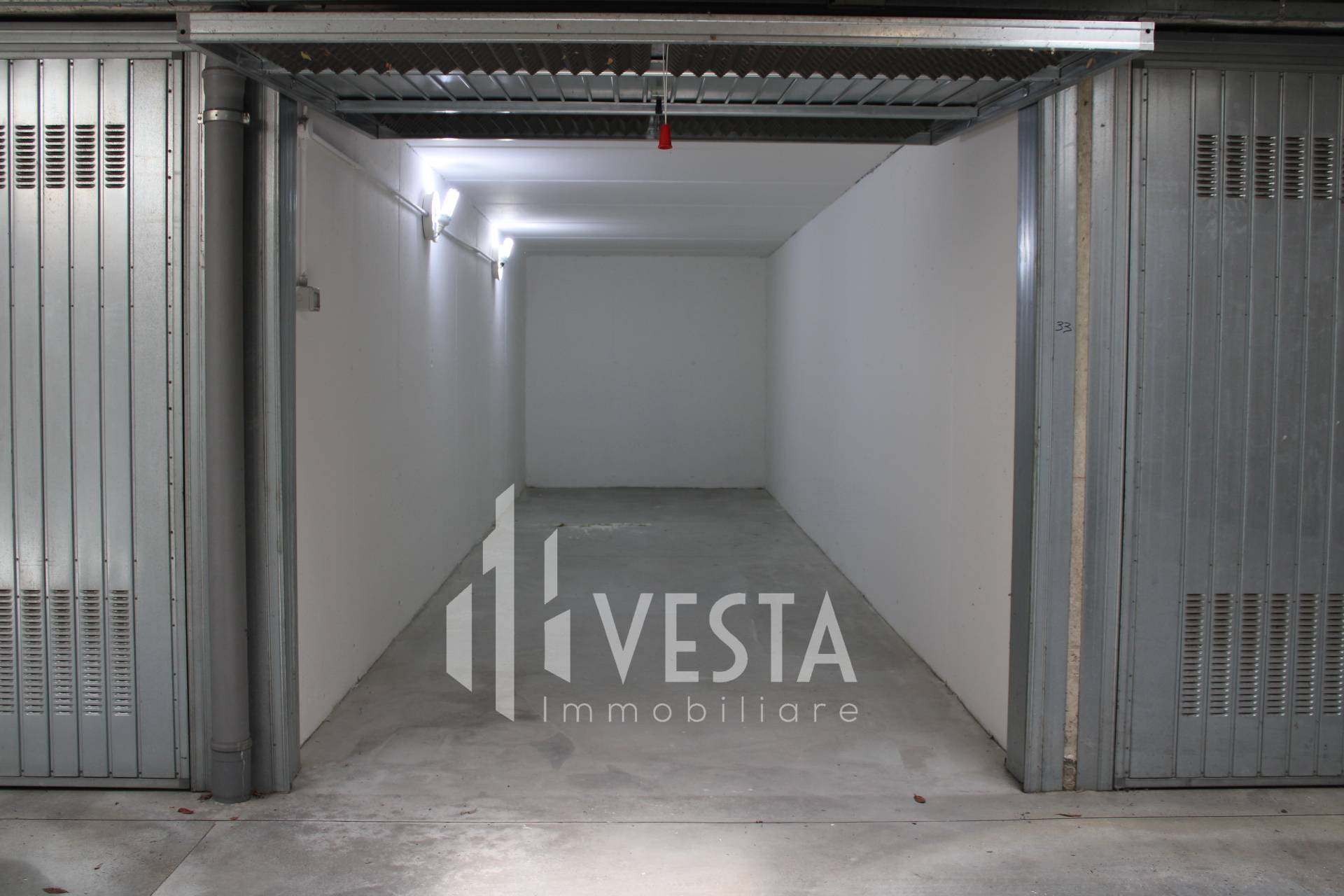 Box o garage in vendita a Erba