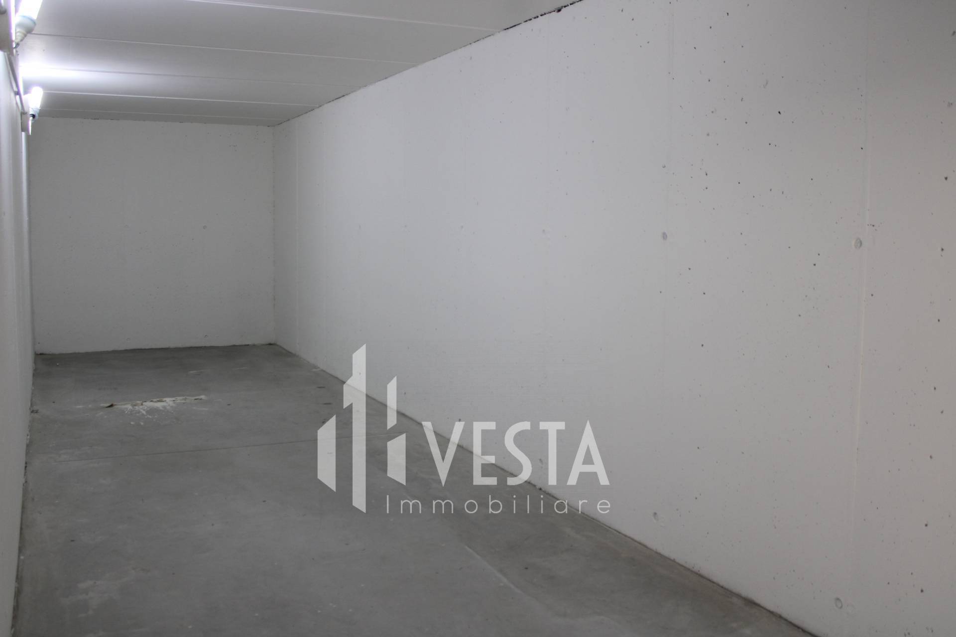 Box o garage in vendita a Erba