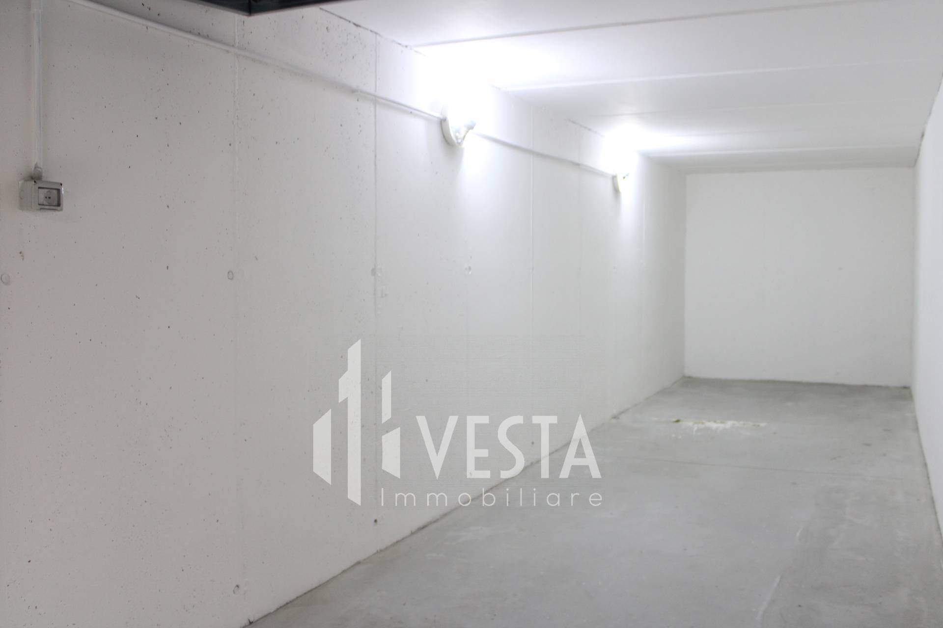 Box o garage in vendita a Erba