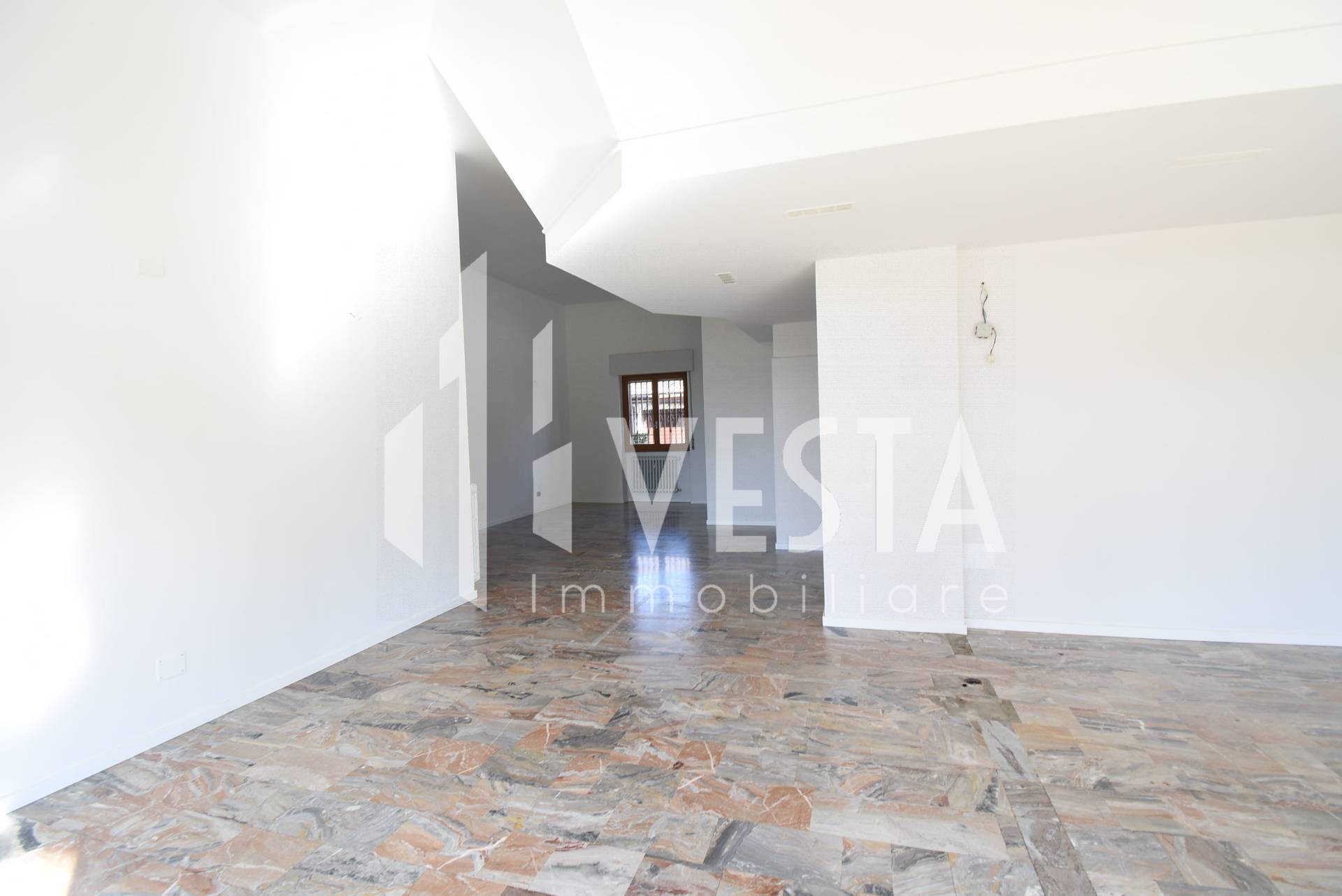 Locale commerciale in vendita a Osnago