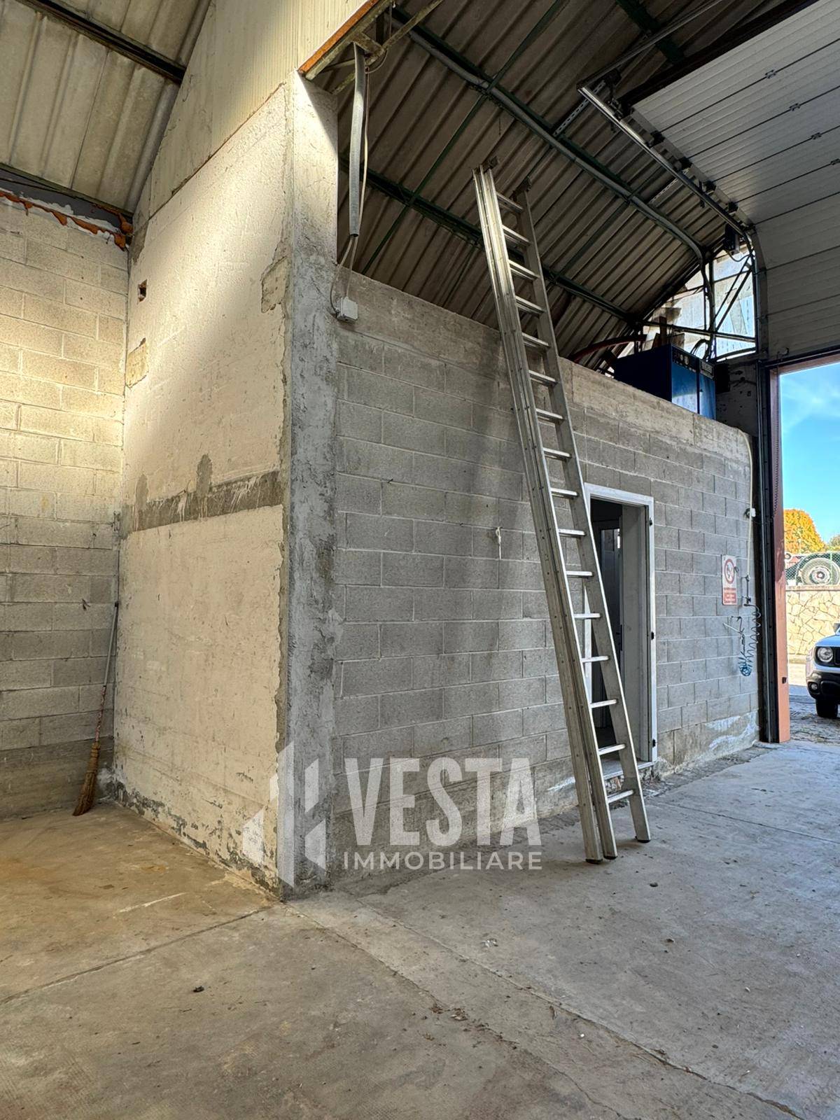 Capannone in vendita a Monticello Brianza, Cortenuova
