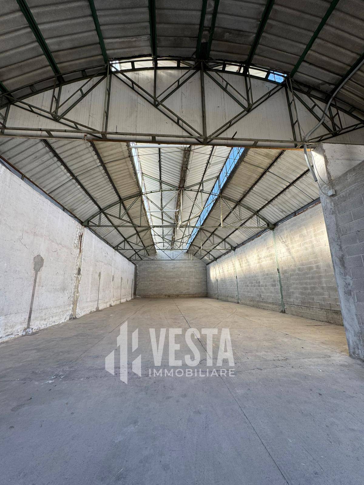Capannone in vendita a Monticello Brianza, Cortenuova