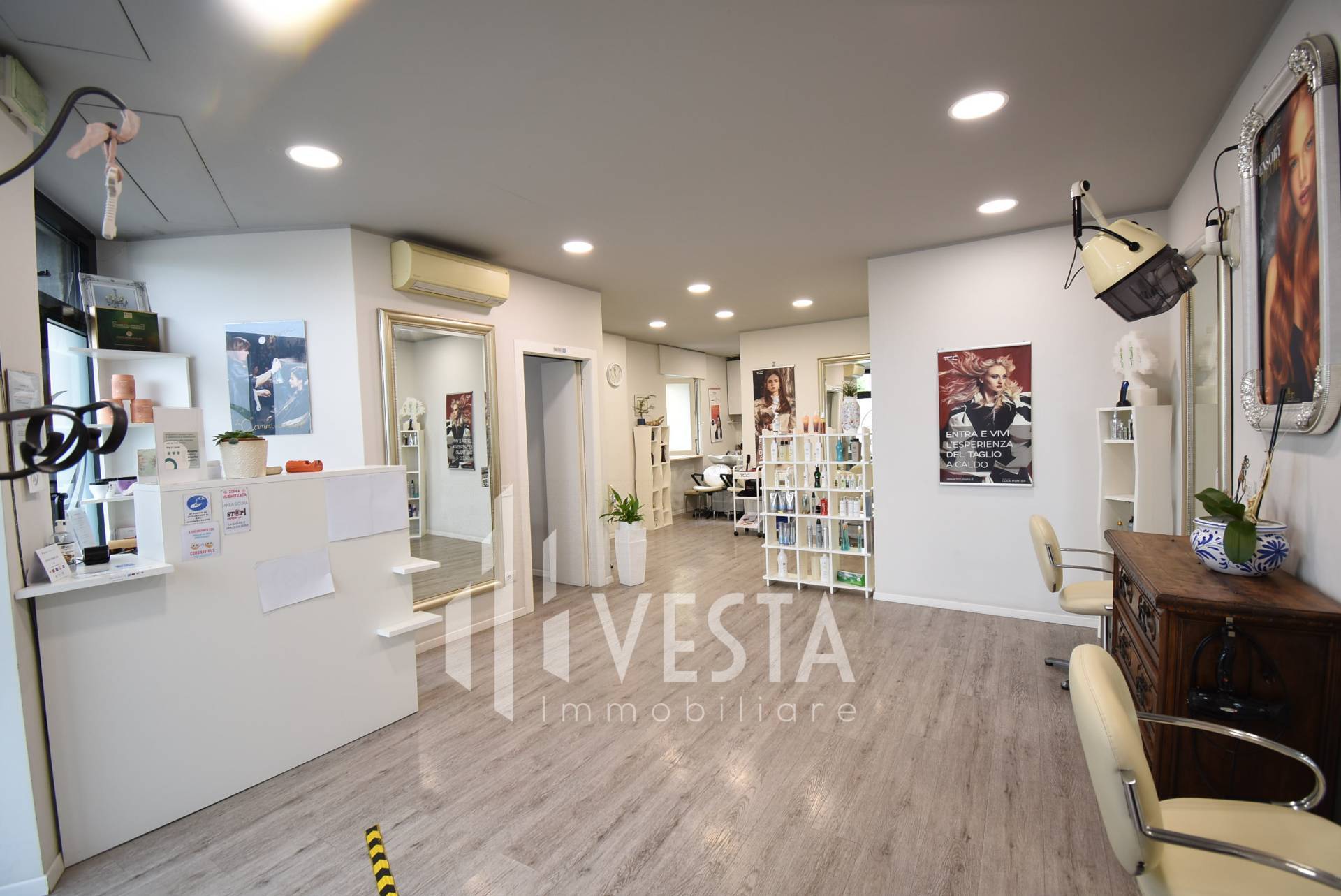 Locale commerciale in vendita a Airuno