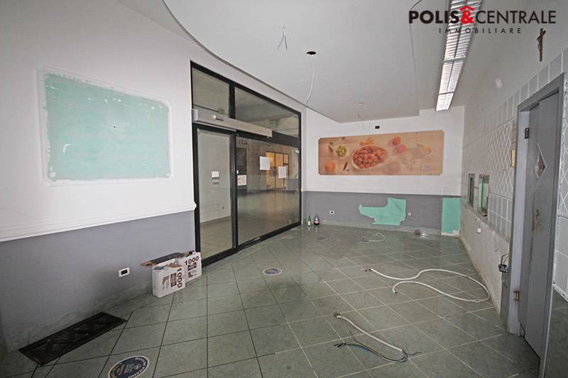Locale commerciale in vendita a Ascoli Piceno, Monticelli
