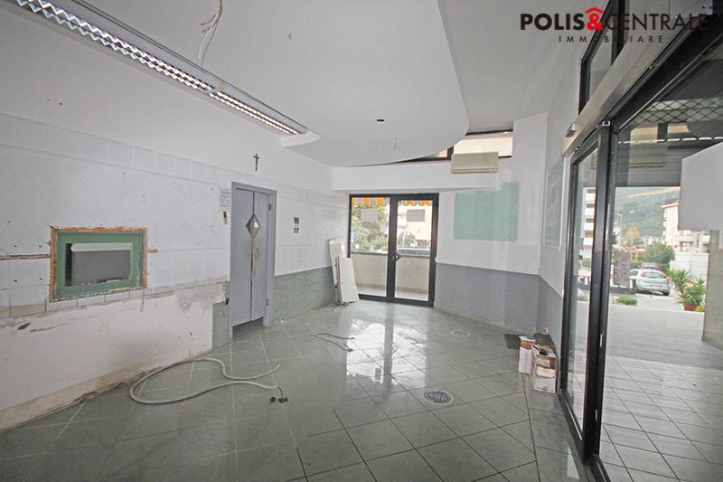 Locale commerciale in vendita a Ascoli Piceno, Monticelli