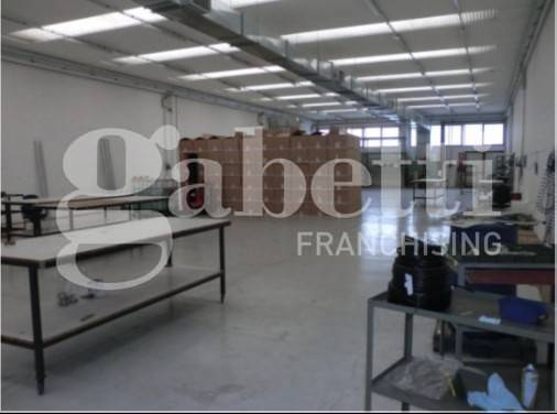 Capannone in affitto a Rosate