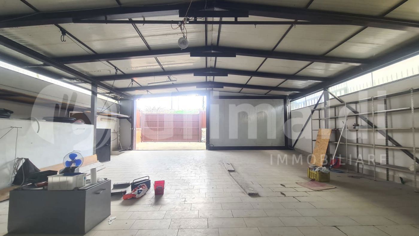 Magazzino in affitto a Quarto