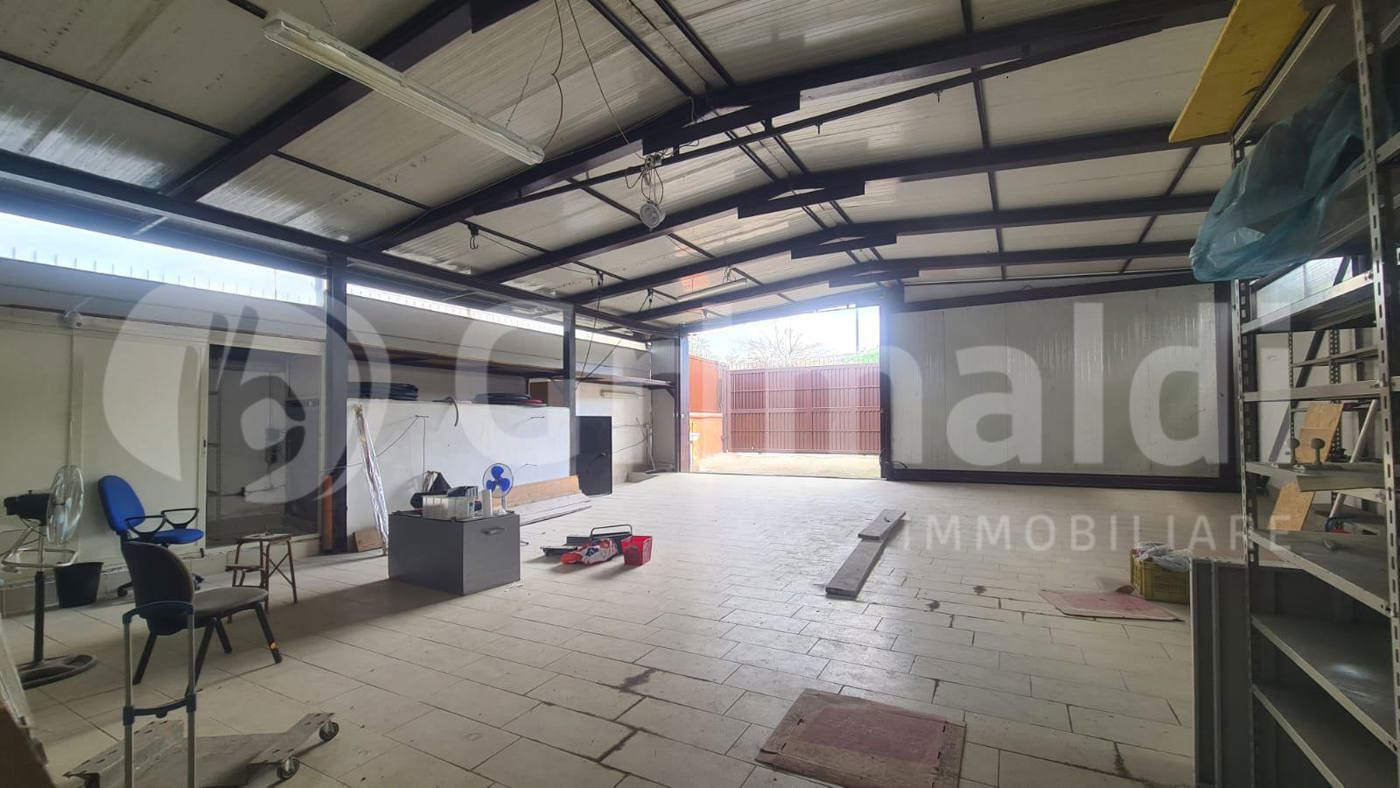 Magazzino in affitto a Quarto