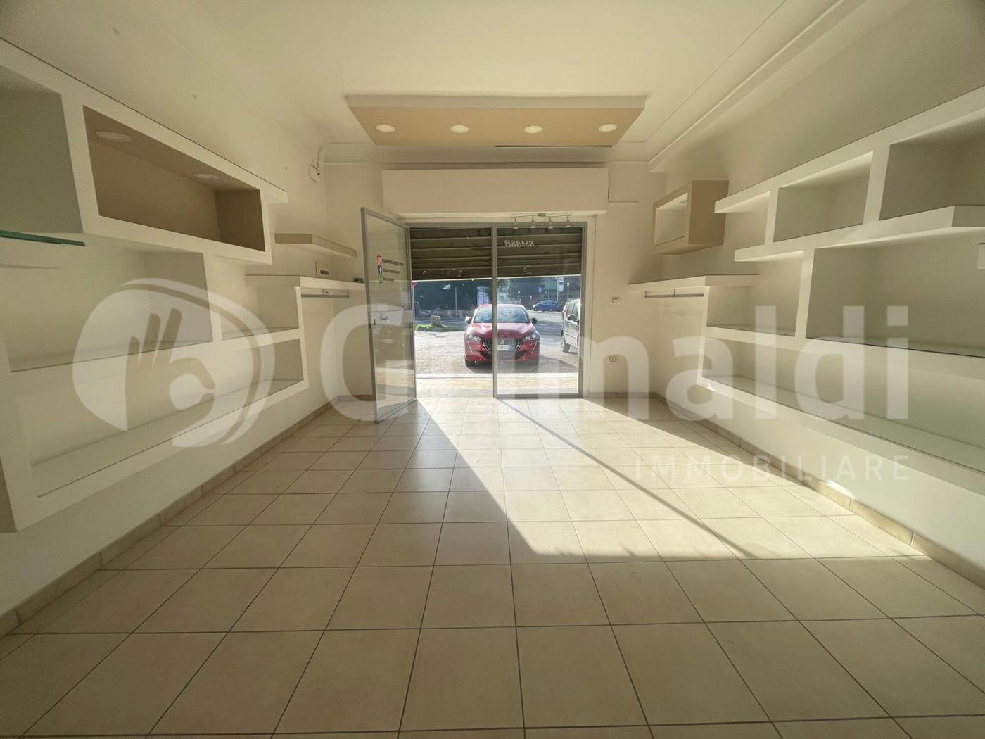 Negozio in affitto a Quarto