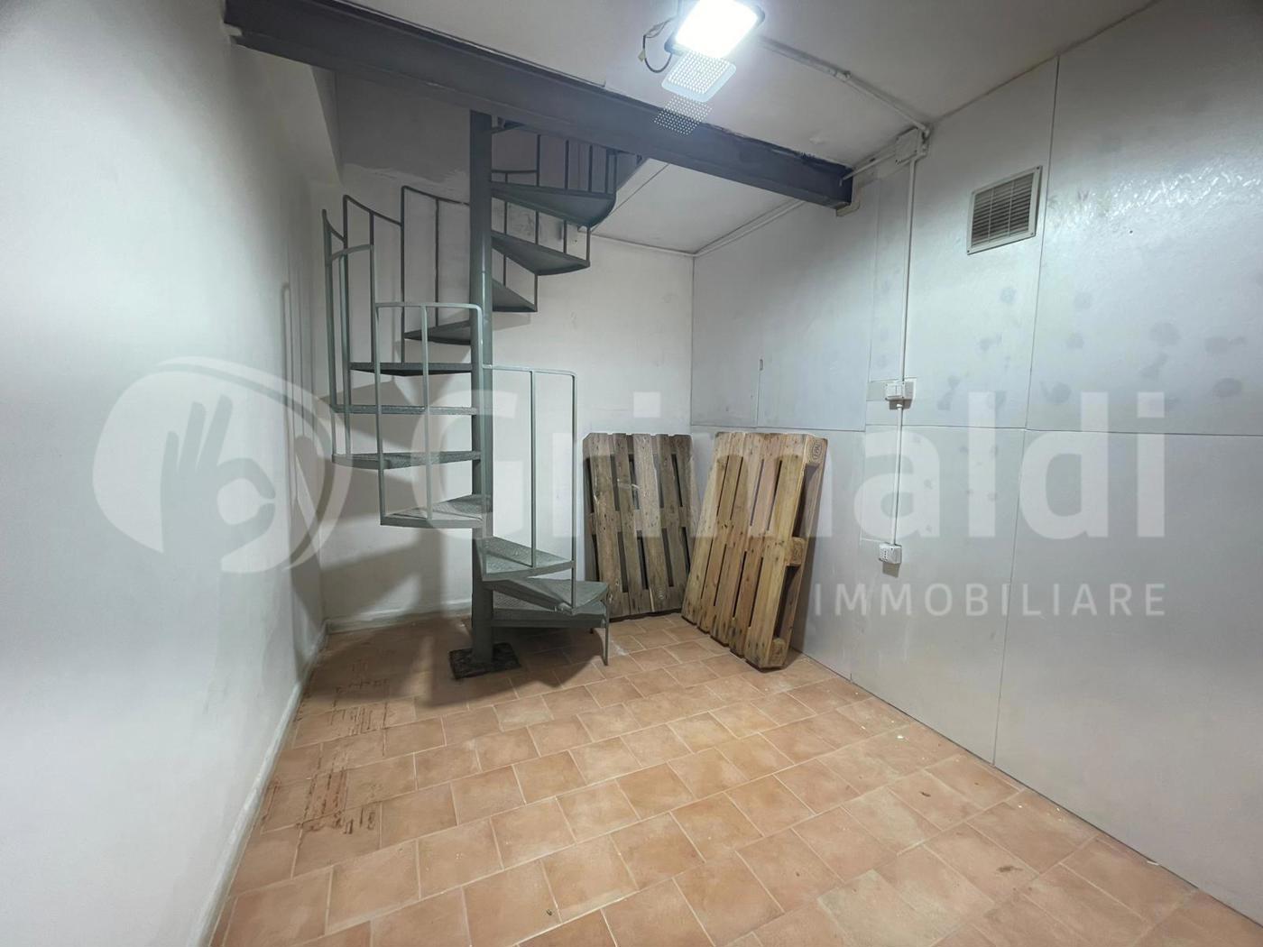 Negozio in affitto a Quarto