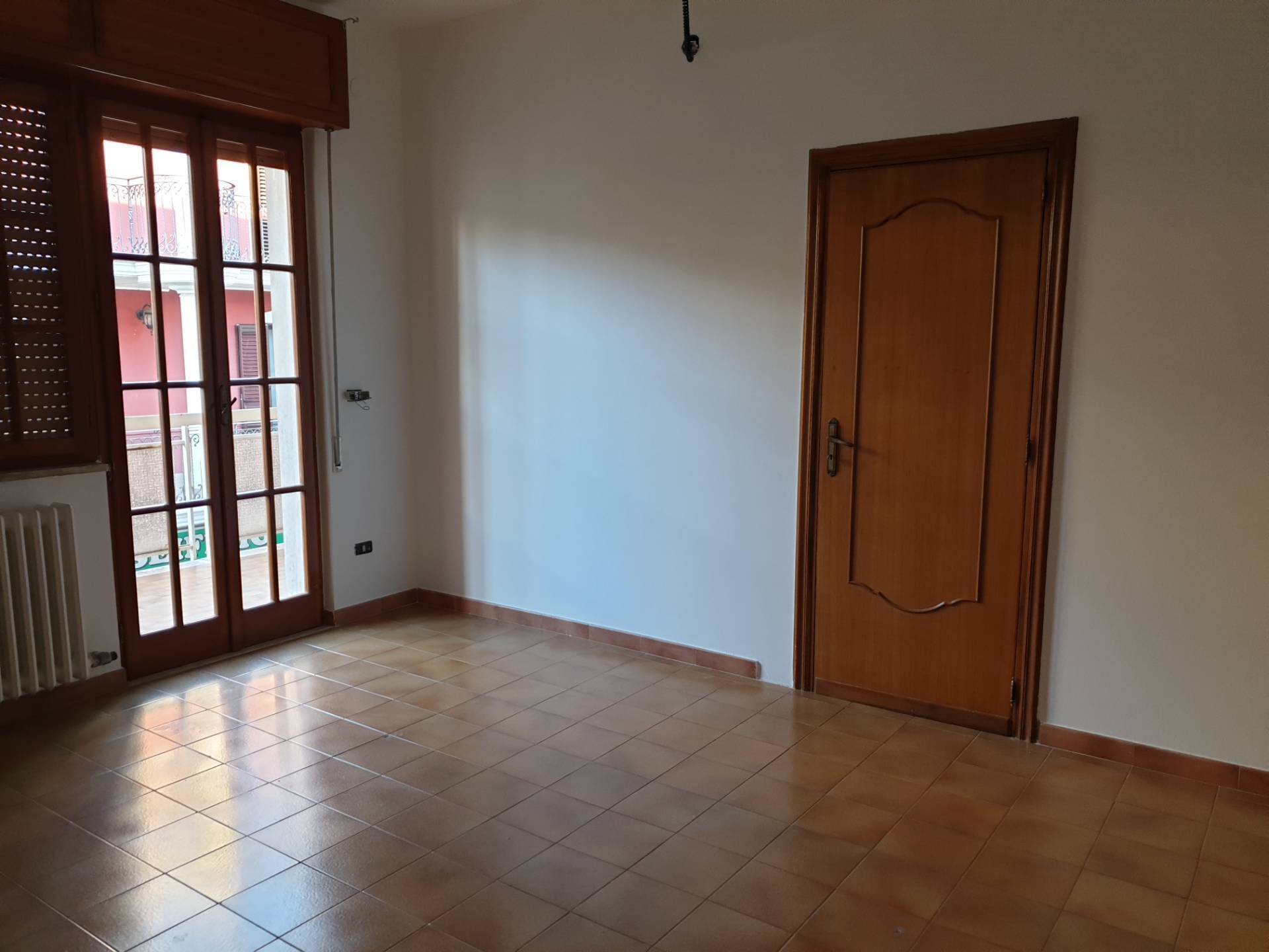 Locale commerciale in affitto a Massafra, Centro