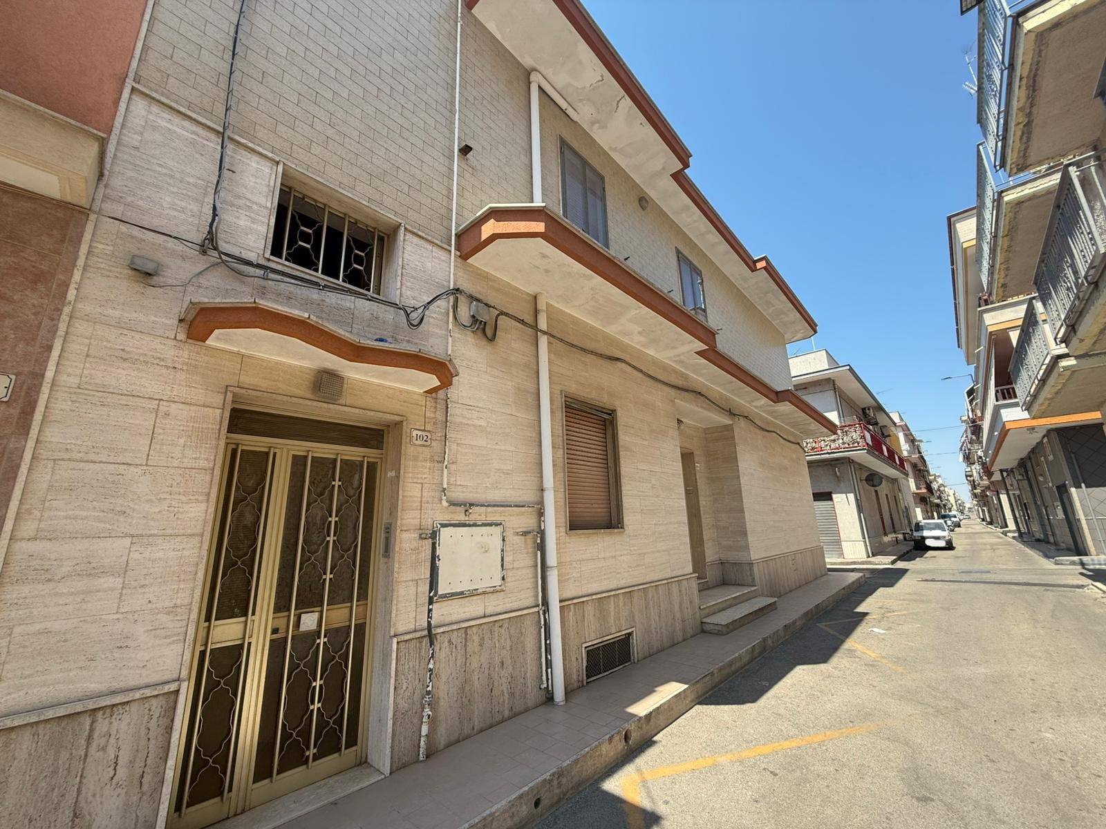 Stabile di due appartamenti in vendita a Massafra, Centro