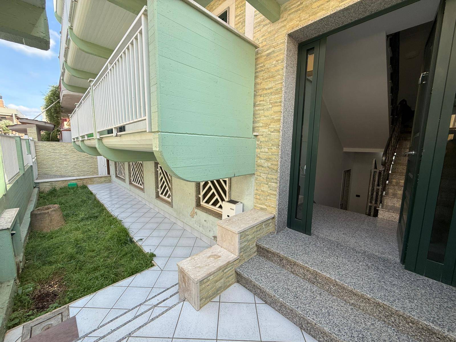 Stabile di due appartamenti in vendita a Palagiano