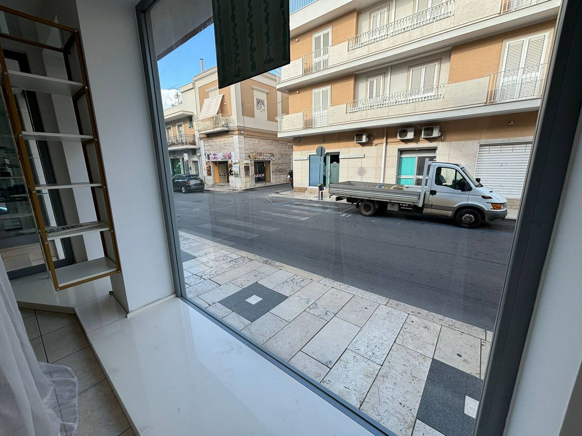 Locale commerciale in affitto a Massafra, Centro