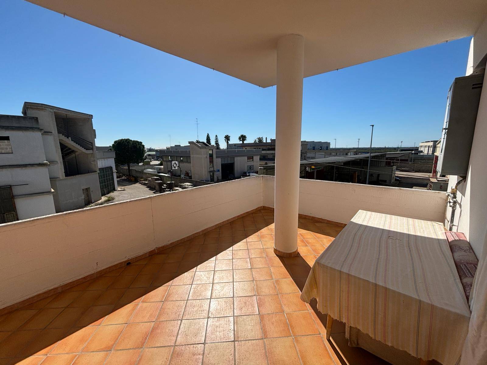 CAPANNONE E ABITAZIONE in vendita a Massafra