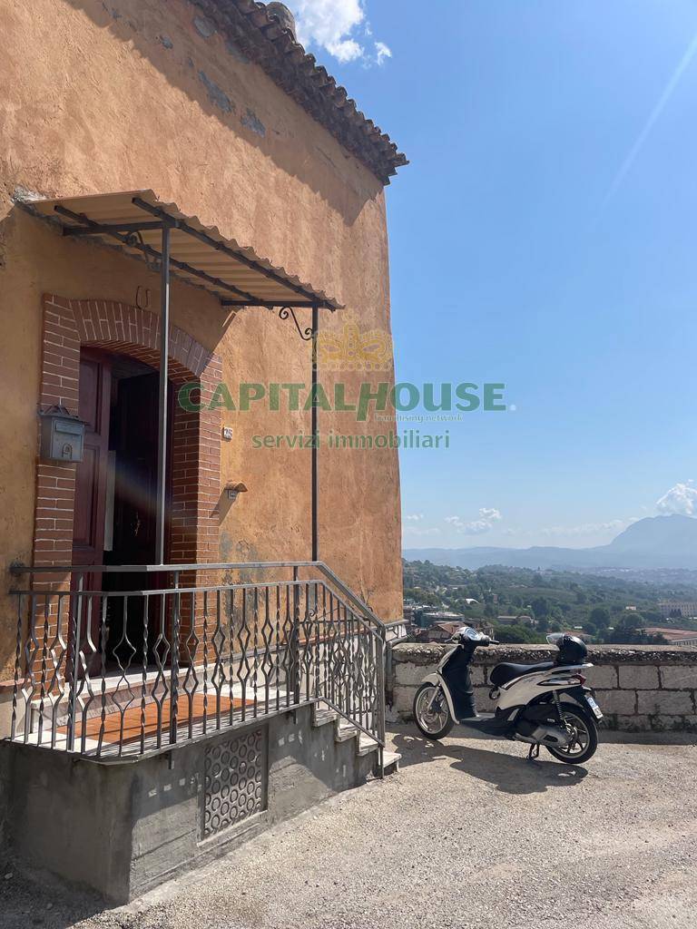 Casa indipendente con terrazzo a Mercogliano