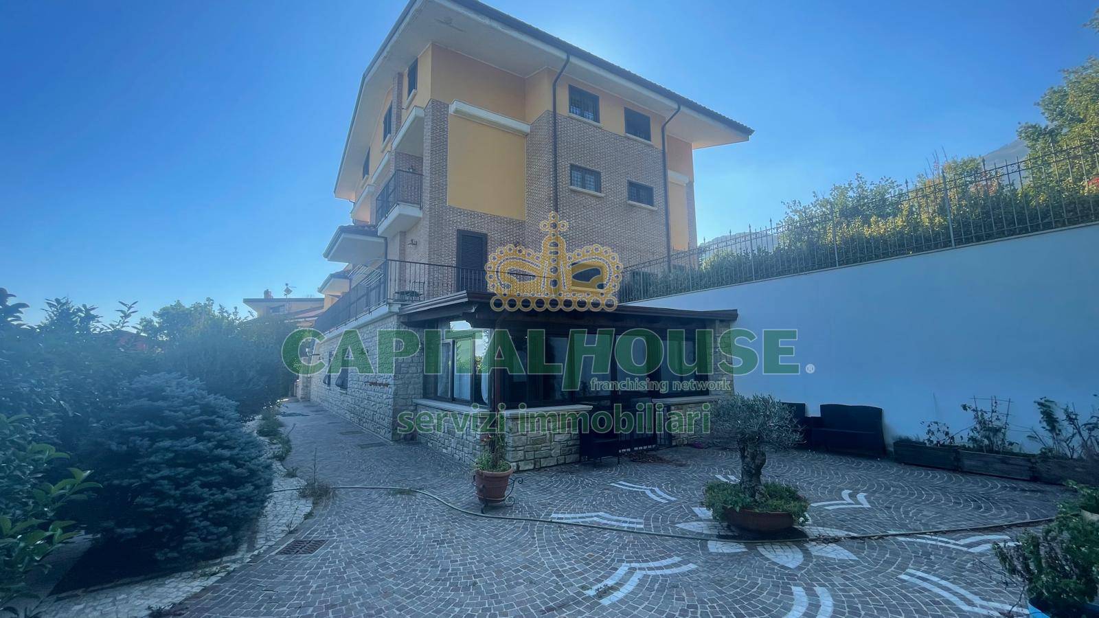 Villa con terrazzo a Ospedaletto d'Alpinolo