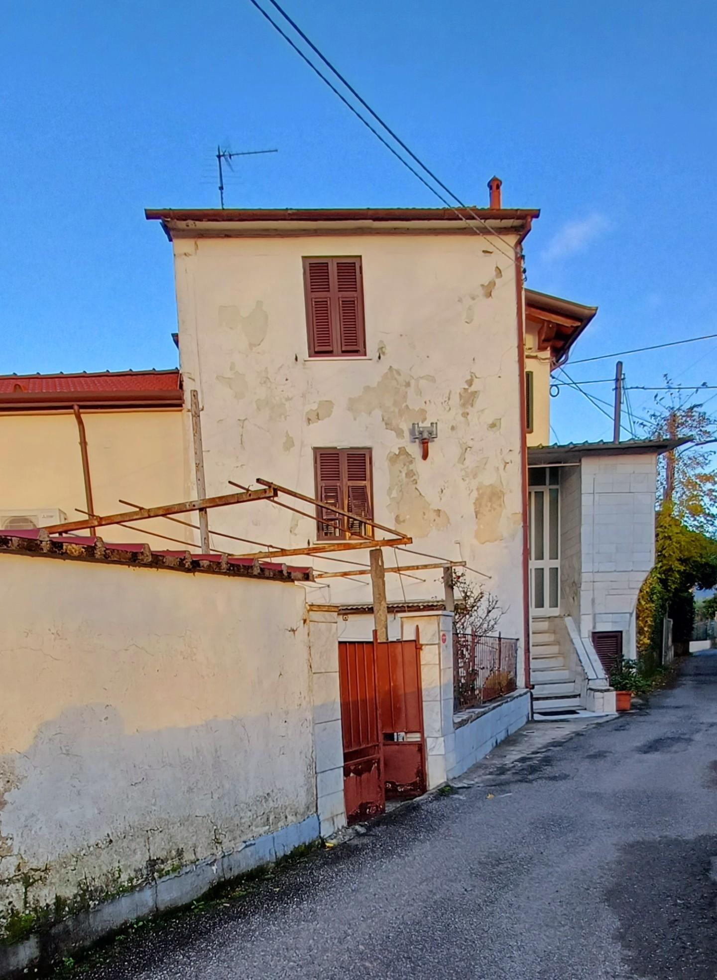 Casa indipendente da ristrutturare a Massa