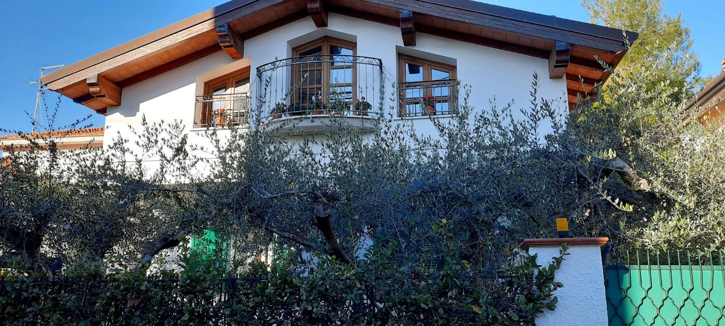 Villa arredata in affitto a Massa