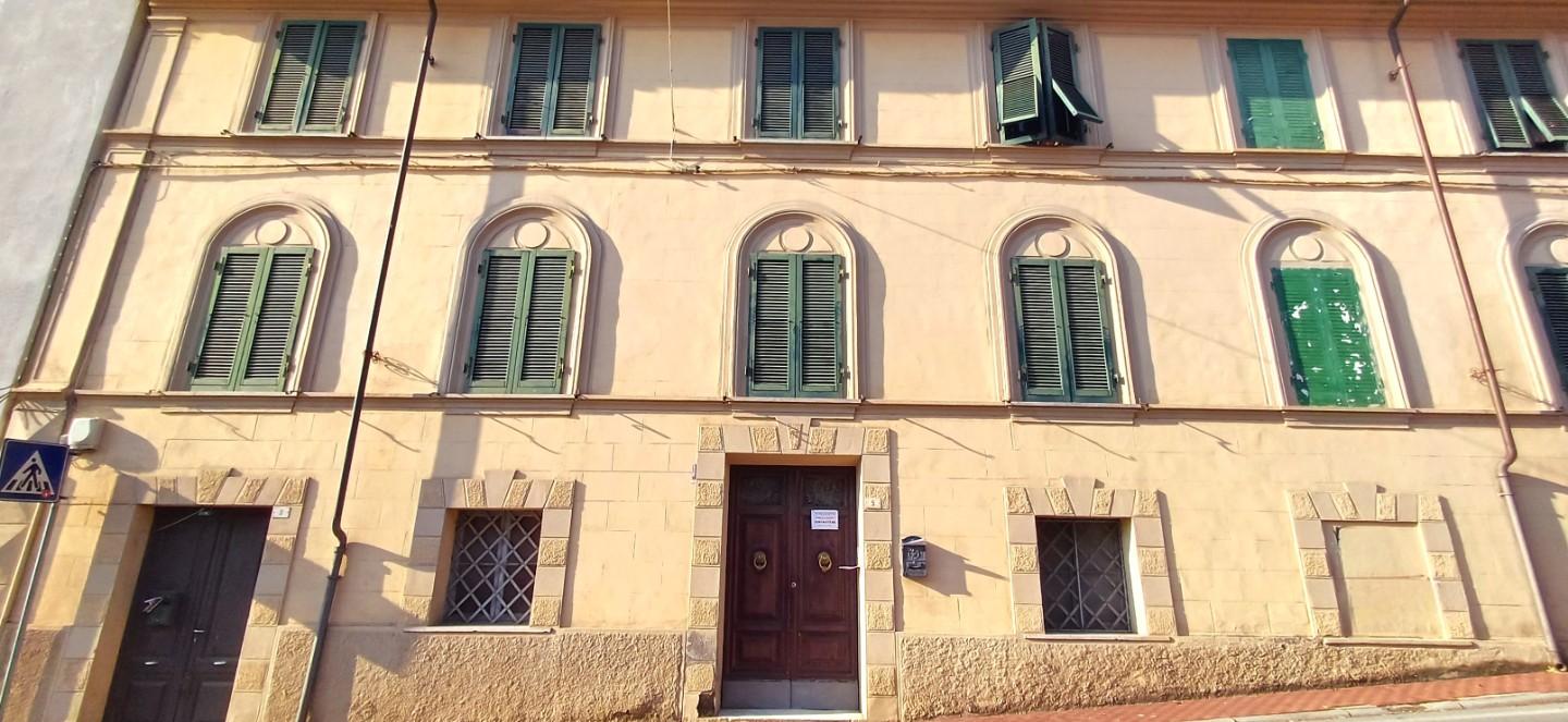 Trilocale da ristrutturare a Massa