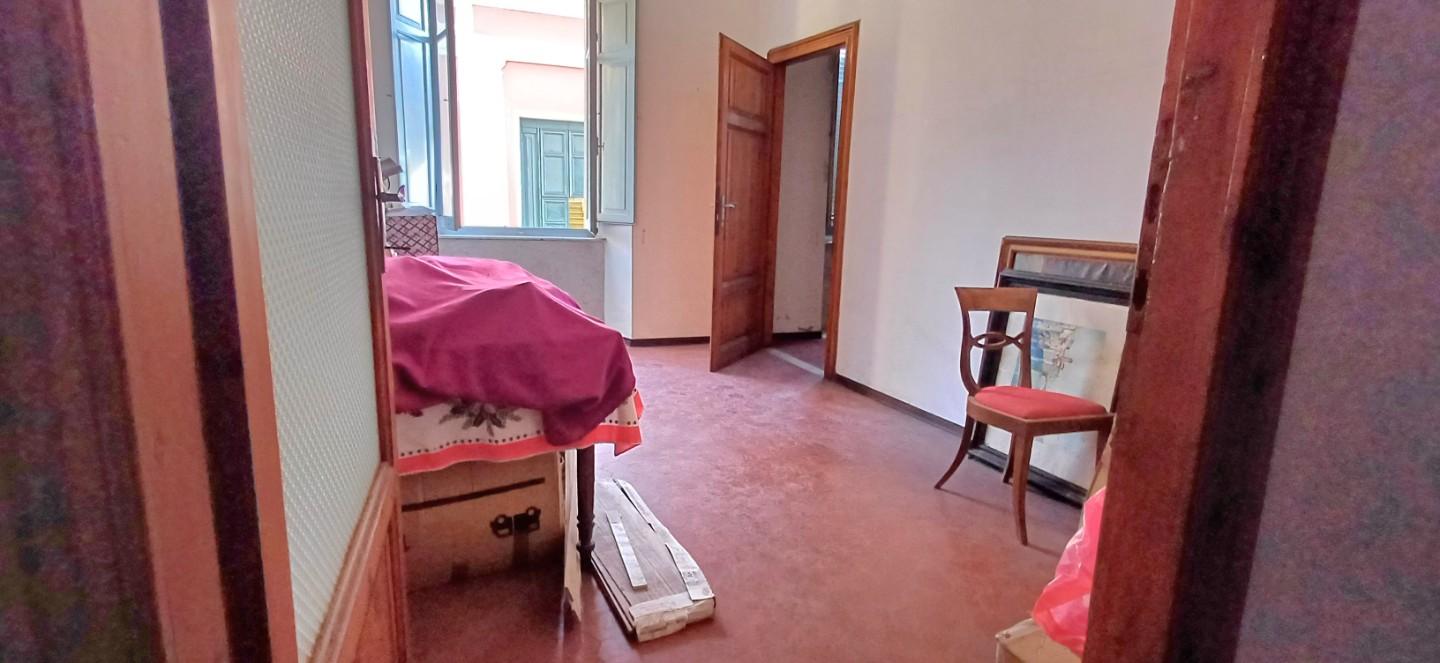 Trilocale da ristrutturare a Massa