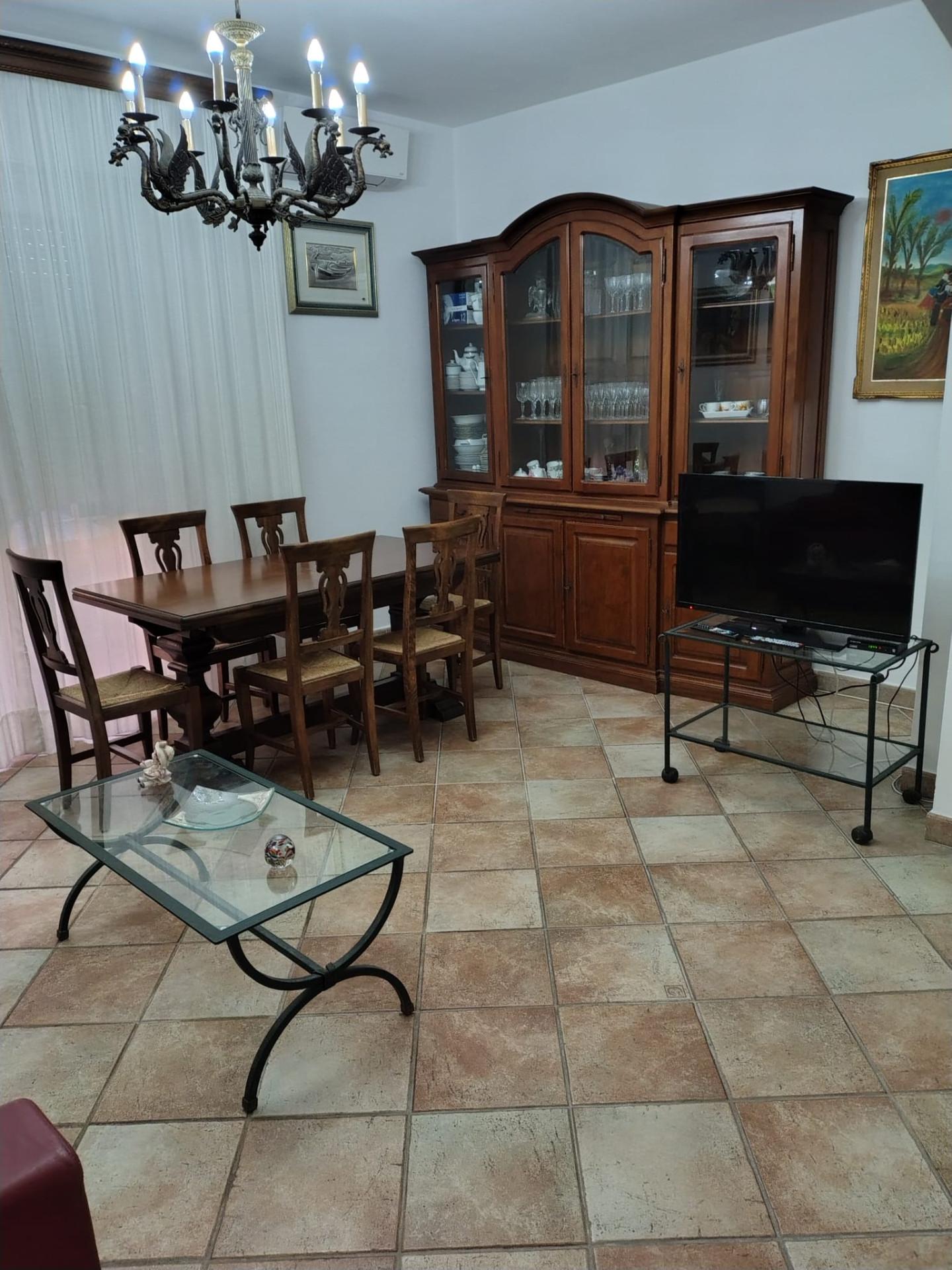 Appartamento arredato in affitto, Massa marina di