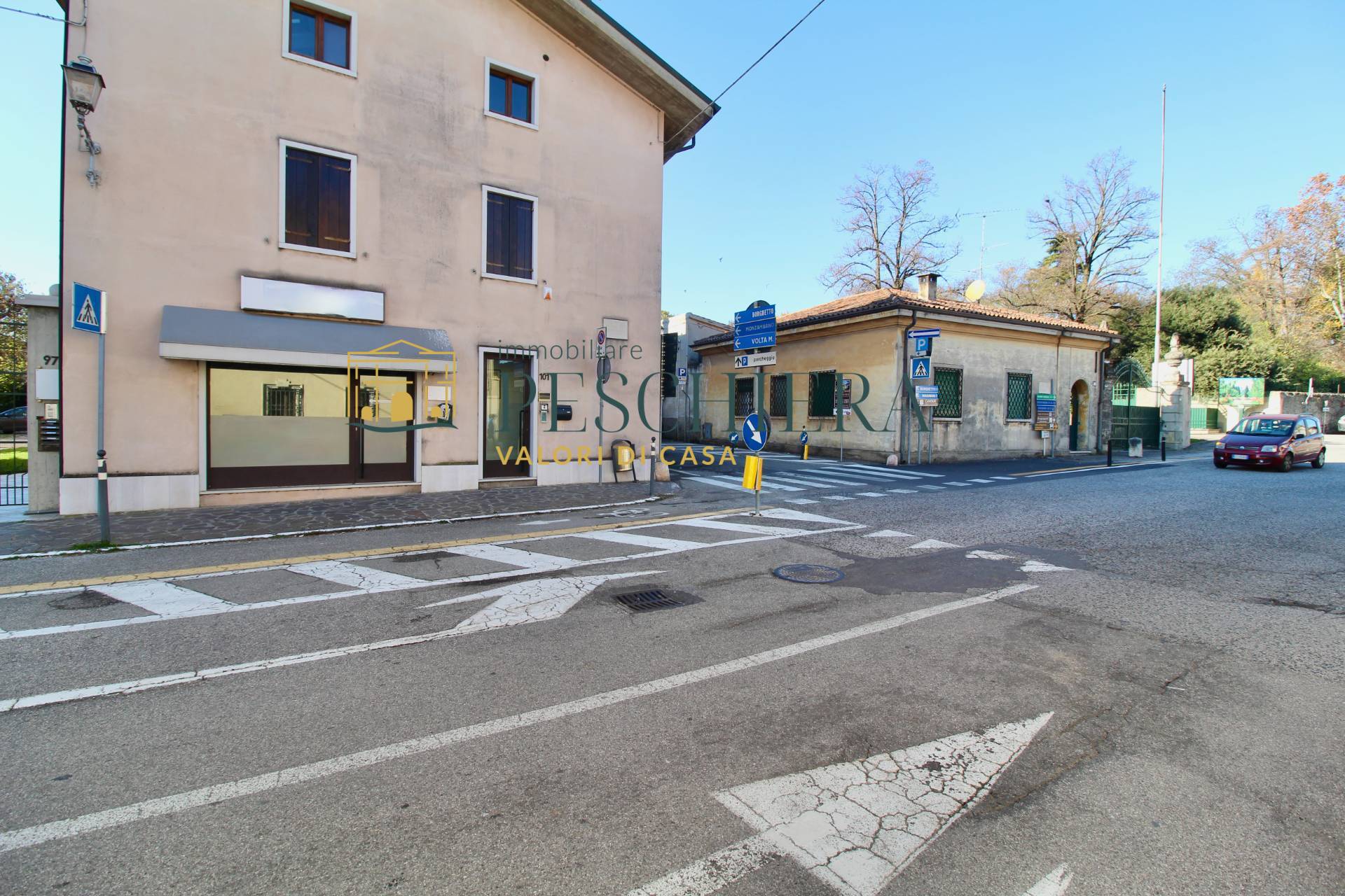 Locale commerciale in affitto a Valeggio sul Mincio, Generica