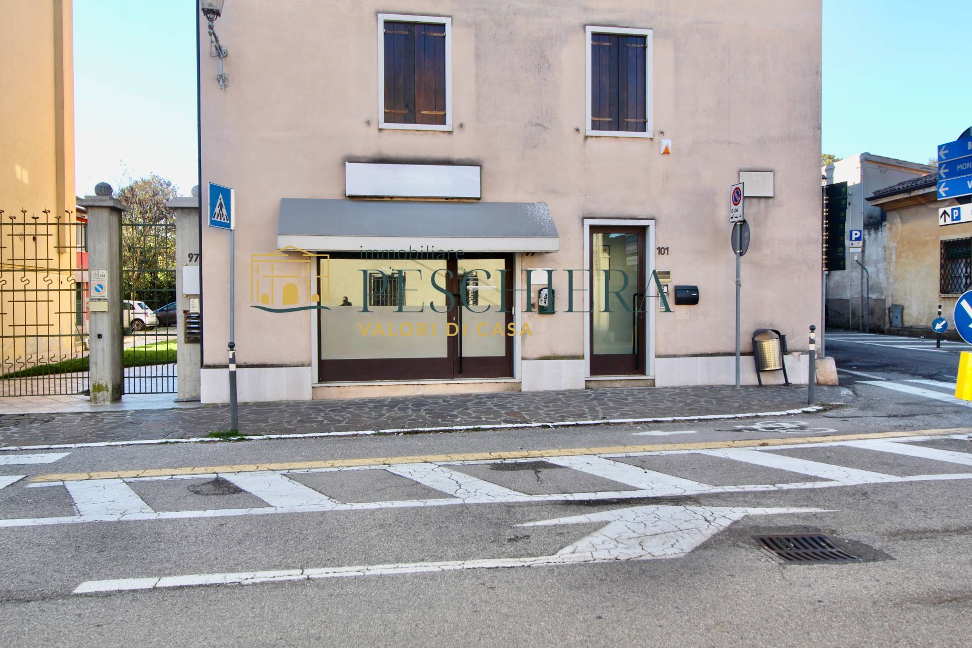 Locale commerciale in affitto a Valeggio sul Mincio, Generica