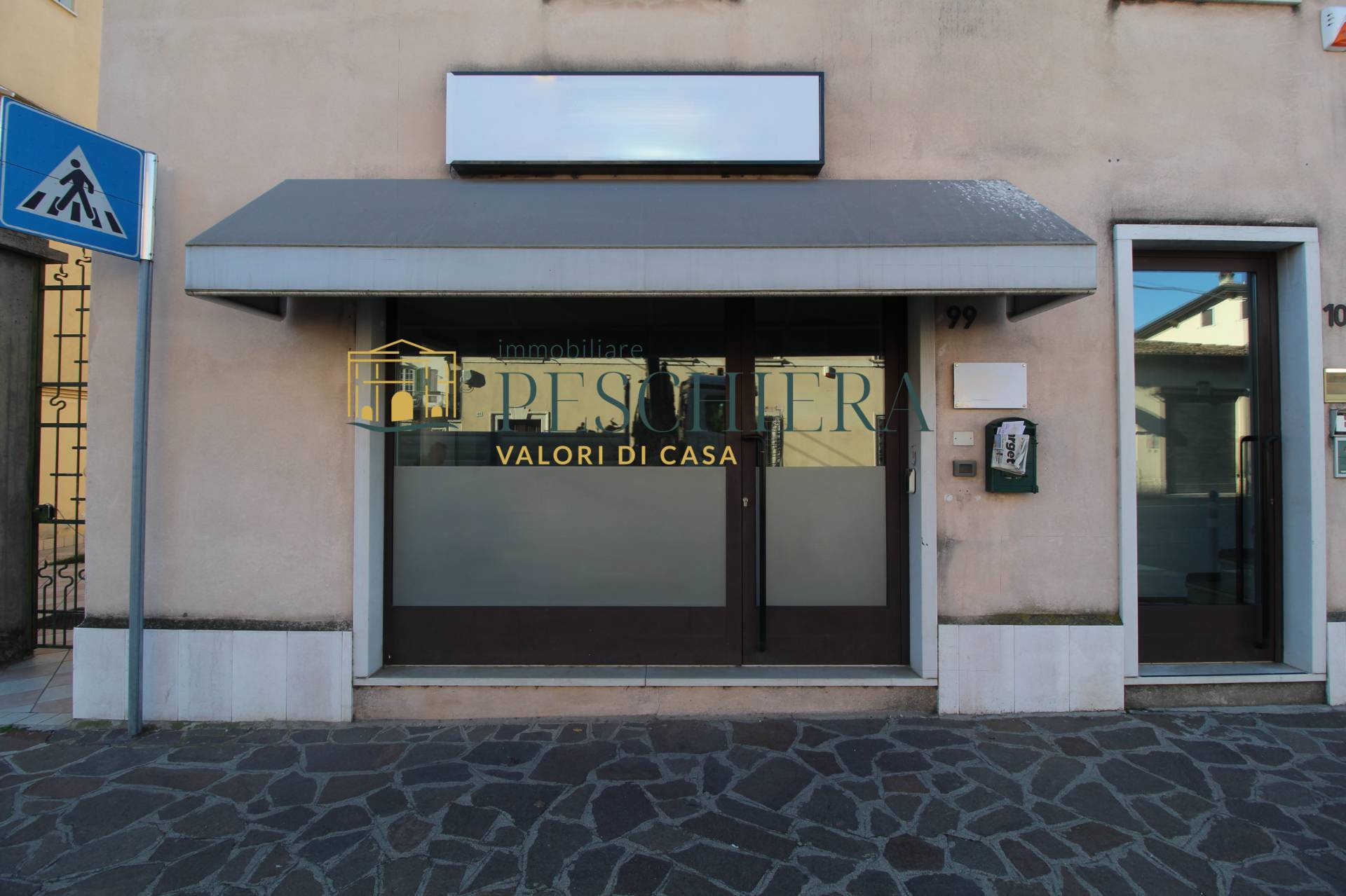 Locale commerciale in affitto a Valeggio sul Mincio, Generica