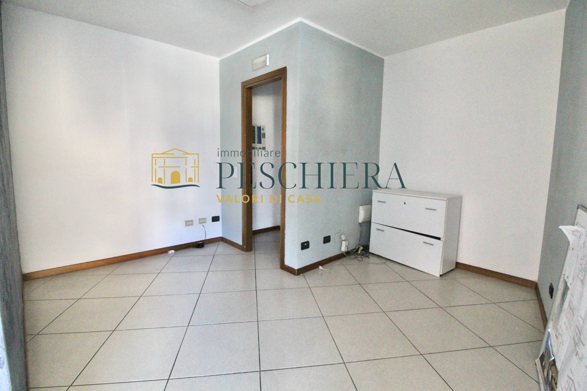 Locale commerciale in affitto a Valeggio sul Mincio, Generica