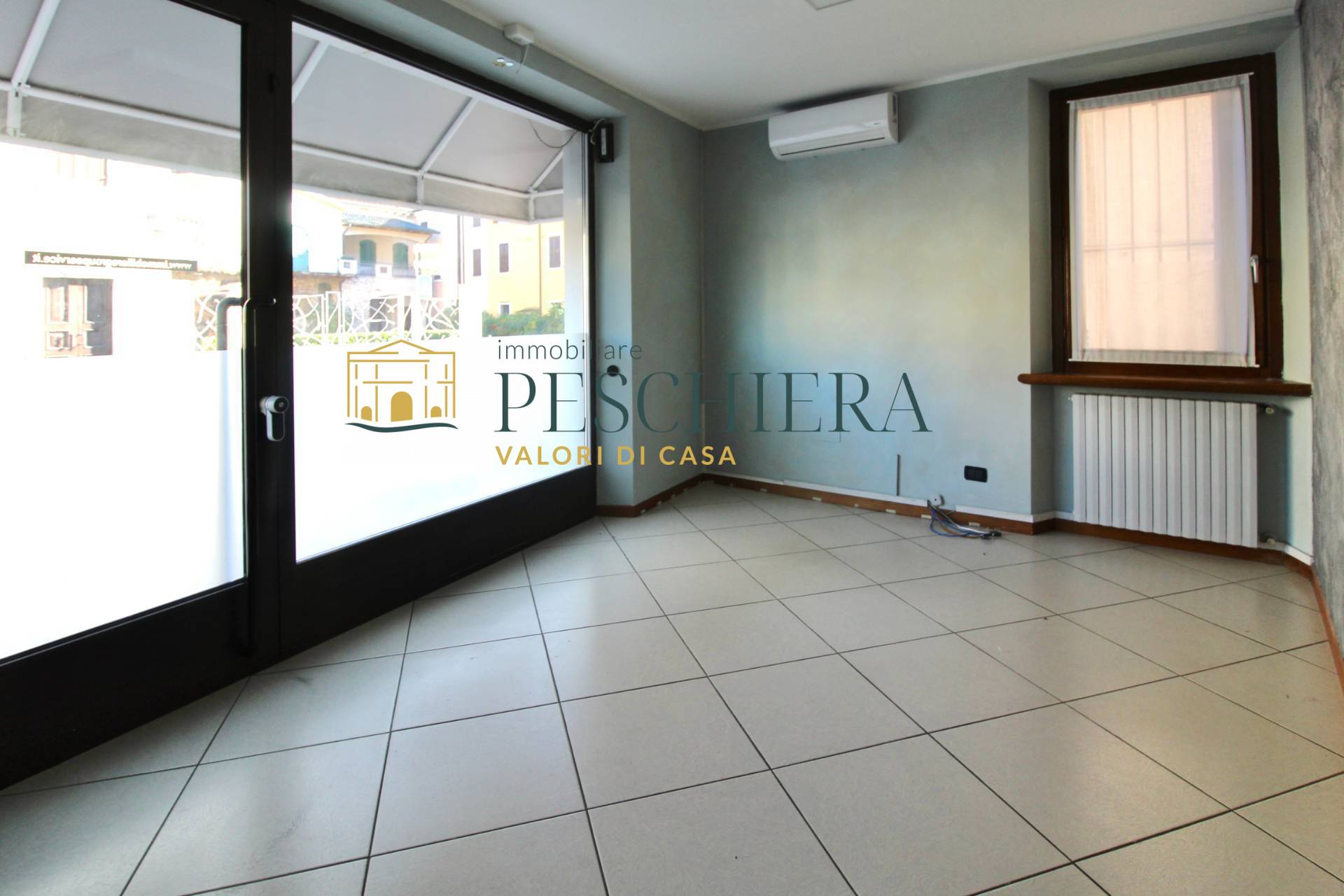 Locale commerciale in affitto a Valeggio sul Mincio, Generica