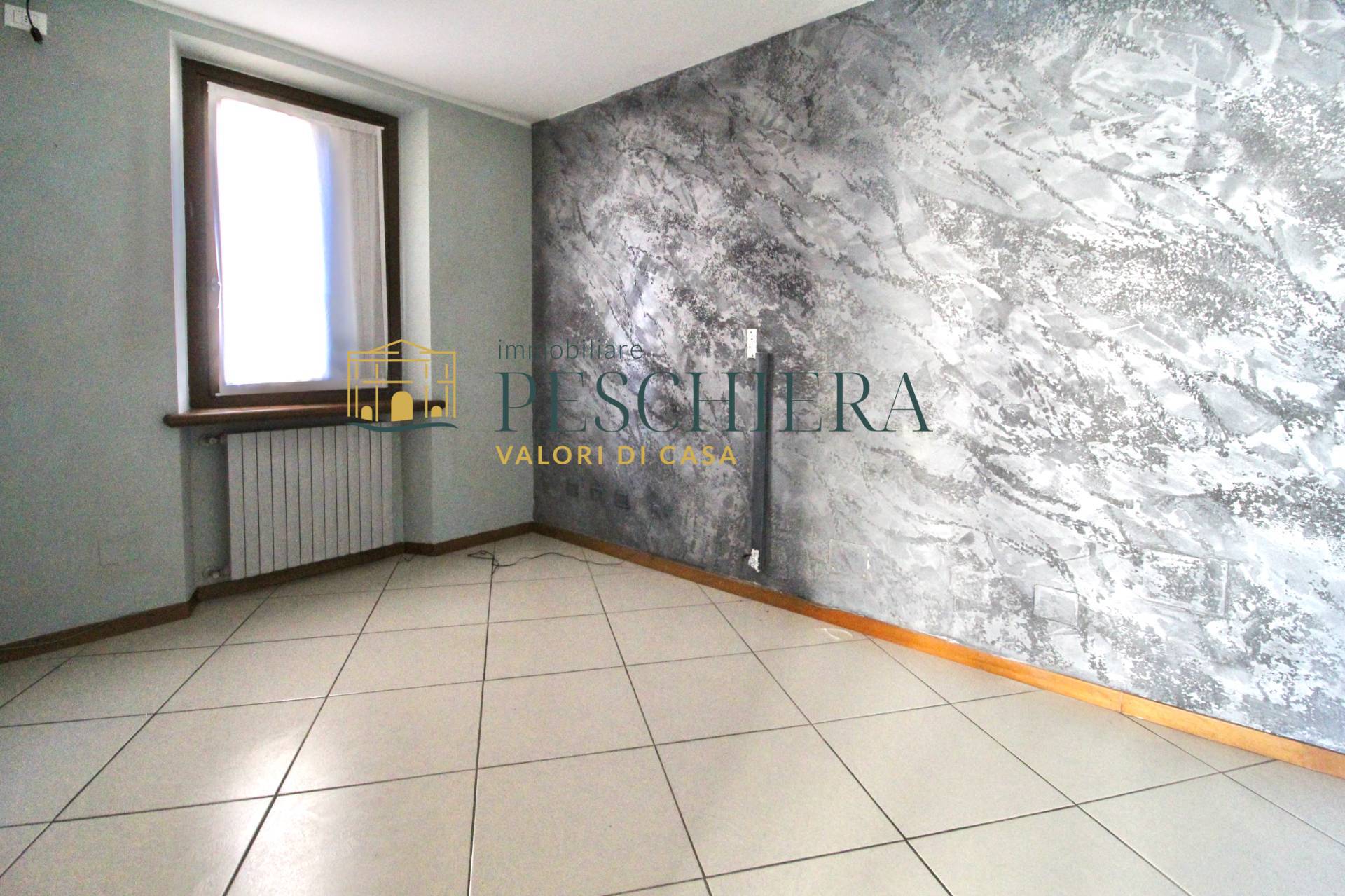 Locale commerciale in affitto a Valeggio sul Mincio, Generica