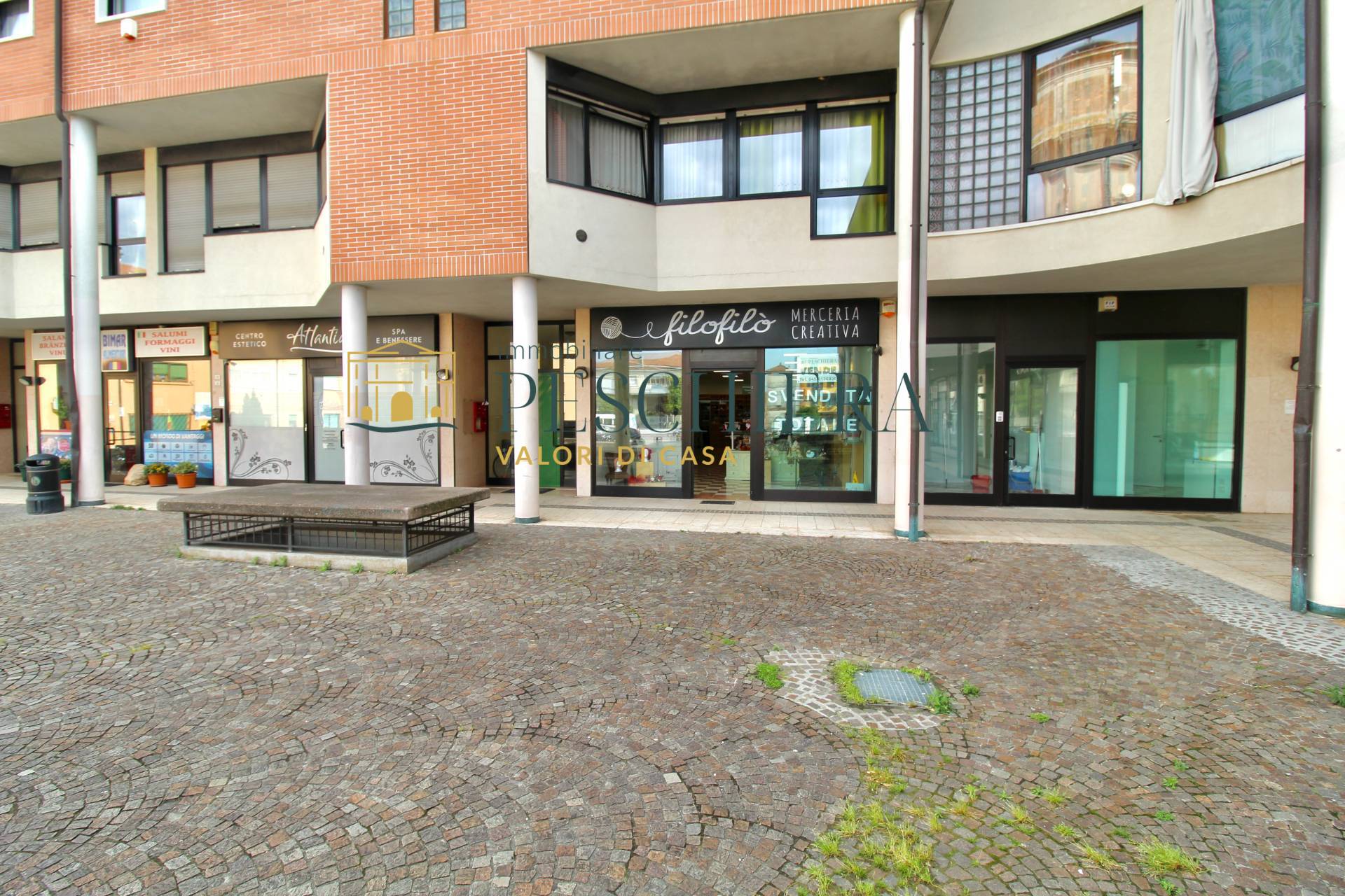 Locale commerciale in vendita a Villafranca di Verona